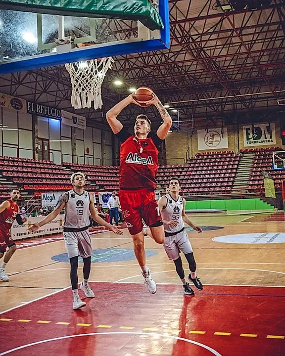 Un jugador del A. Cantabria se dispone a machacar el aro rival. / hugo g&oacute;mez