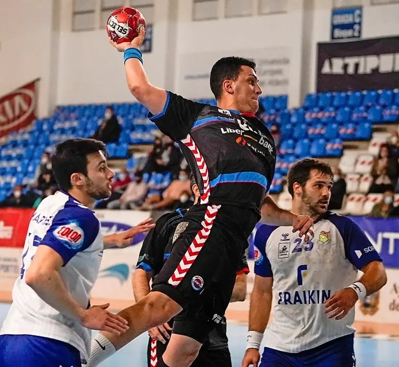 Darko Dimitrievski, lanzando a porter&iacute;a rival. / hardy