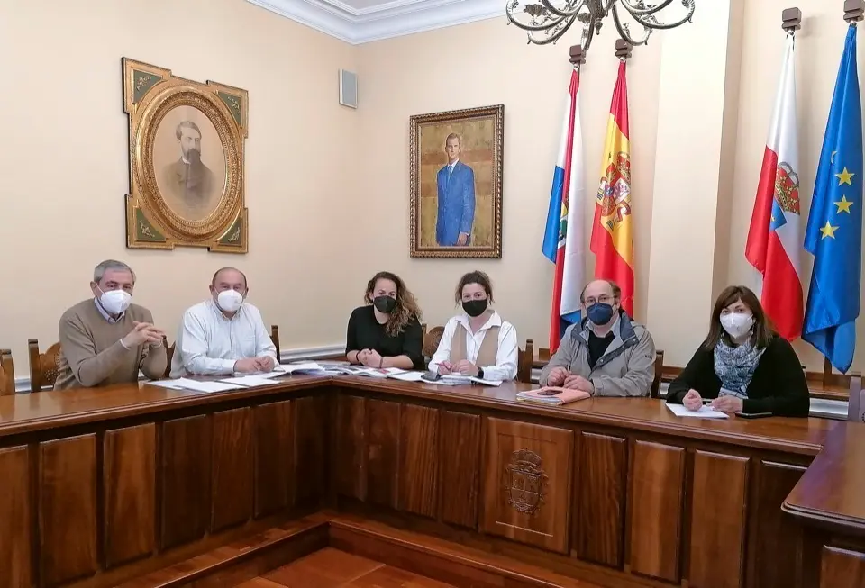 Reuni&oacute;n de urgencia en el ayuntamiento suancino. / alerta