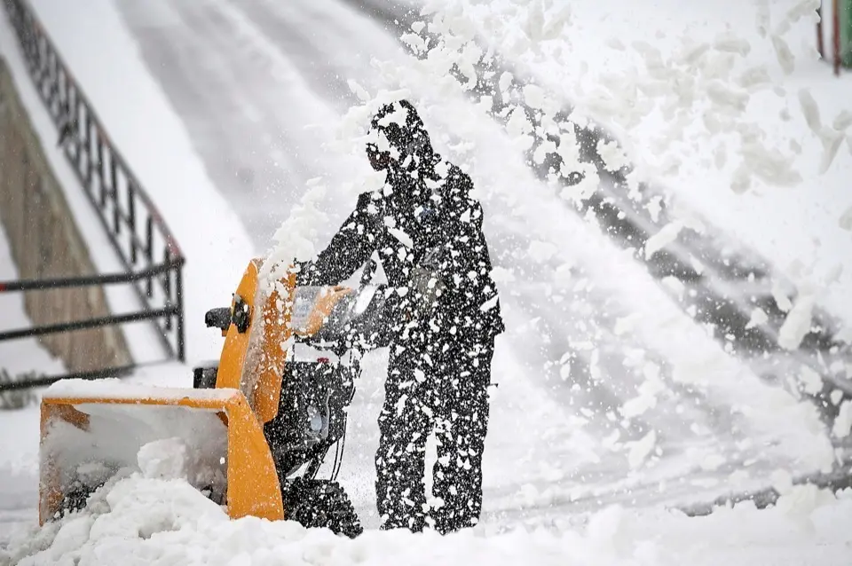Una persona ayer durante las labores de retirada de nieve en una carretera en Bra&ntilde;avieja. /Pedro Puente Hoyos