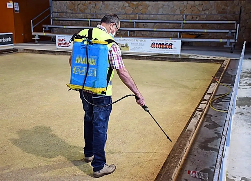 Un operario desinfecta la pista de juego. / ALERTA