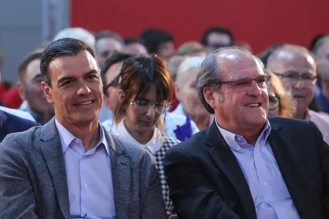 Archivo - El secretario general del PSOE y presidente del Gobierno en funciones, Pedro S&aacute;nchez, y el candidato a la presidencia de Madrid por el PSOE, &Aacute;ngel Gabilondo, presentes en el mitin del PSOE celebrado en Alcal&aacute; de Henares