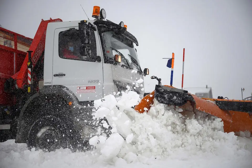 Una quitanieves limpia una carretera tras la gran cantidad de nieve que cae, este viernes en la localidad c&aacute;ntabra de Bra&ntilde;avieja. / Pedro Puente Hoyos