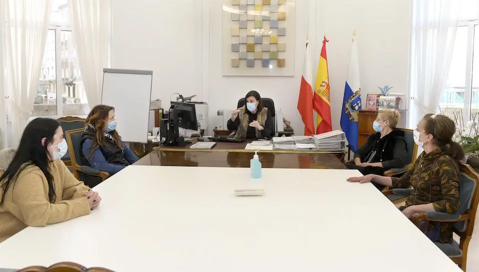 Reuni&oacute;n entre Ayuntamiento y vecinos del Barrio Pesquero. / E. PRESS