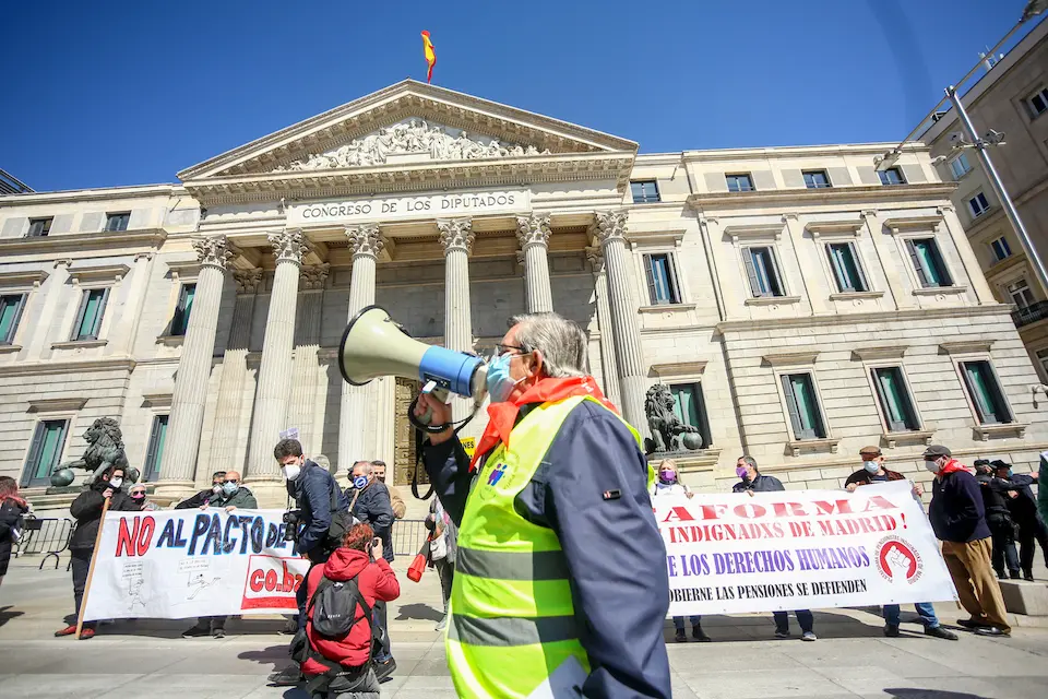 Un hombre con un meg&aacute;fono durante la manifestaci&oacute;n. / Ricardo Rubio