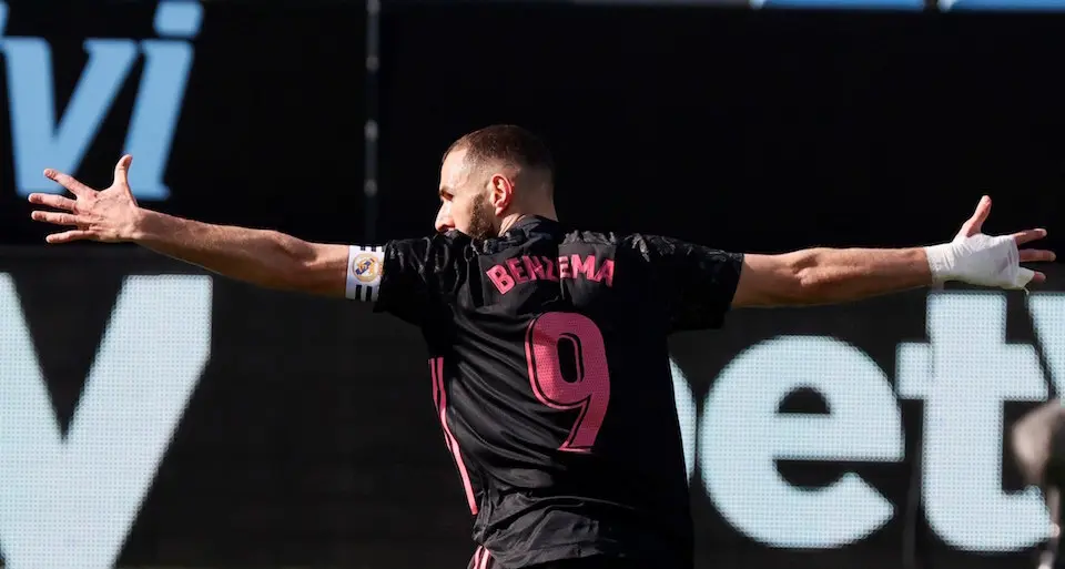El delantero franc&eacute;s del Real Madrid Karim Benzema celebra tras marcar el 0-2 ante el Celta de Vigo. / EFE