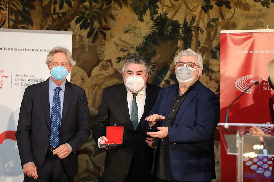 El ministro de Cultura y Deporte, Jos&eacute; Manuel Rodr&iacute;guez Uribes (centro), y antiguos componentes del d&uacute;o c&oacute;mico Martes y Trece Josema Yuste (i) y Mill&aacute;n Salcedo (d). / Marta Fern&aacute;ndez