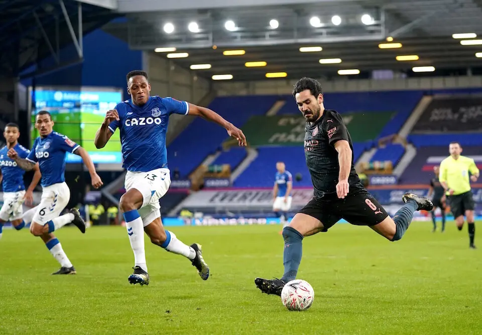 Ilkay Gundogan y Yerry Mina durante el partido. / E. Press