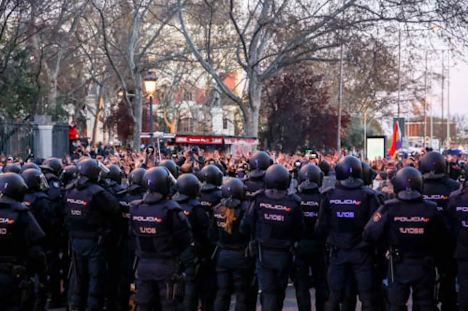 Varios agentes de Polic&iacute;a Nacional frente a los manifestantes. / Ricardo Rubio