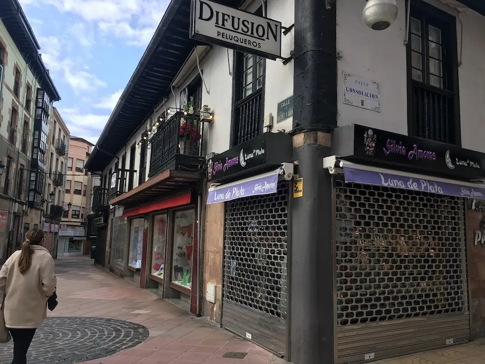 Varios comercios con la persiana abajo en la c&eacute;ntrica calle Consolaci&oacute;n de Torrelavegta. / S. D&iacute;az