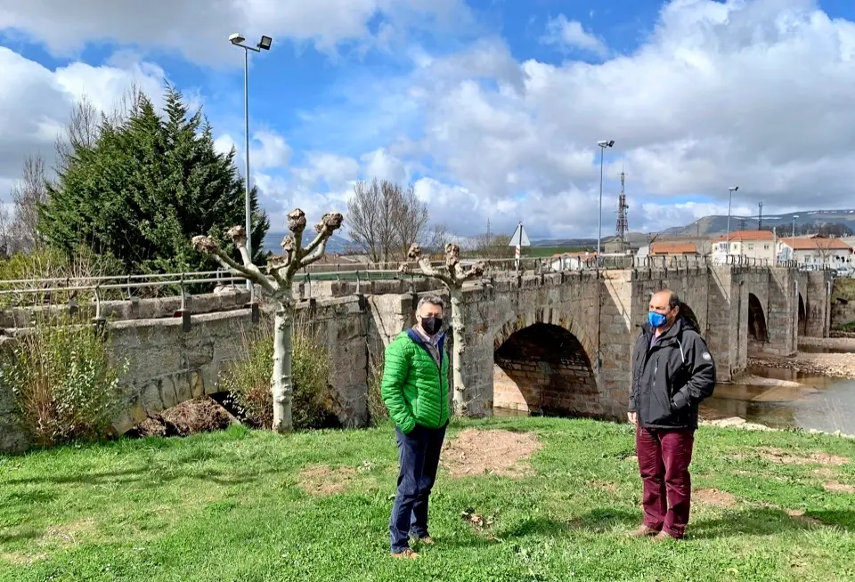El alcalde de Campoo de Enmedio, Pedro Manuel Mart&iacute;nez junto al puente de Matamorosa. / ALERTA