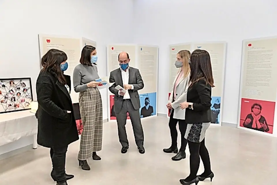 Inauguraci&oacute;n de la exposici&oacute;n. / alerta