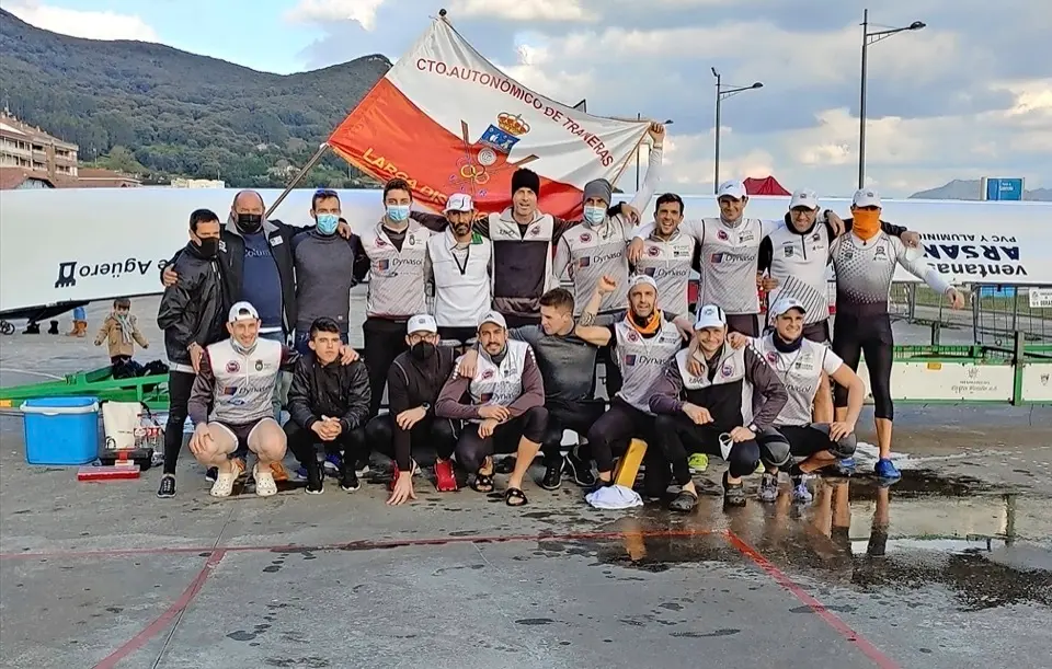 Pedre&ntilde;a celebra su triunfo de ayer en aguas de Santo&ntilde;a.