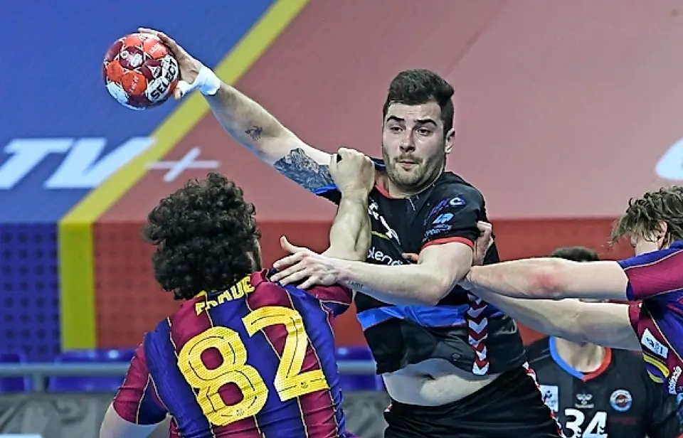 Un jugador del Sinf&iacute;n intenta superar a la defensa rival. /  pau campa&ntilde;a