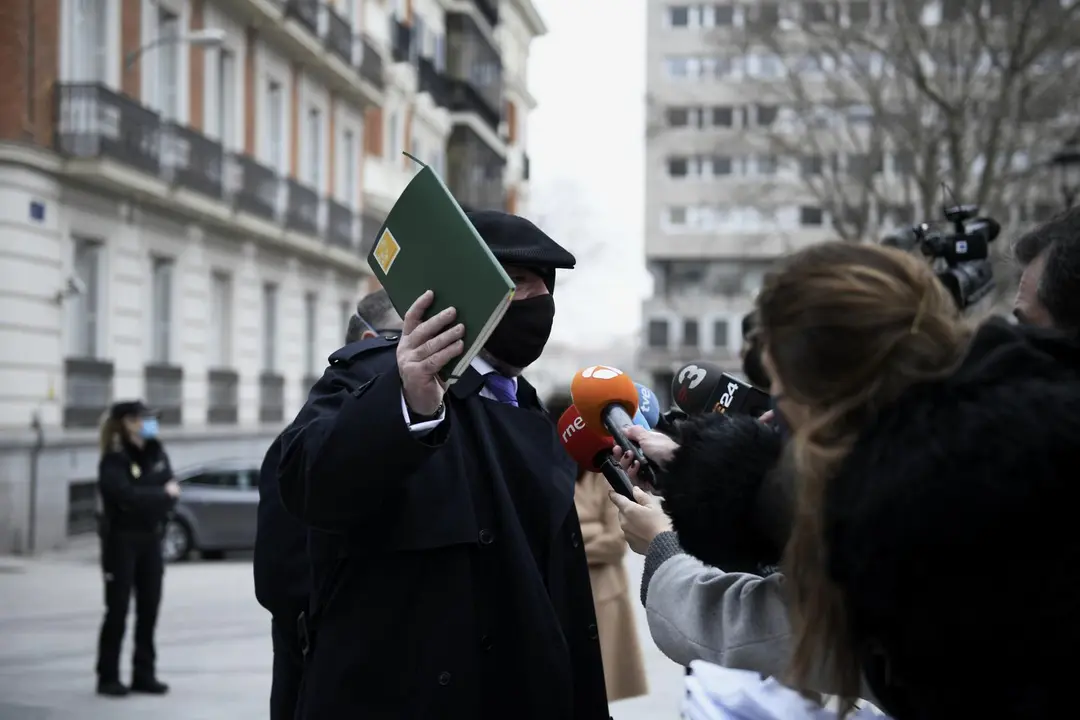 El comisario jubilado Jos&eacute; Manuel Villarejo responde a los medios de comunicaci&oacute;n a su salida de la Audiencia Nacional 