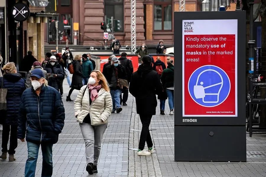 Ciudados caminan por una calle de Bonn (Alemania) EFE/EPA/SASCHA STEINBACH