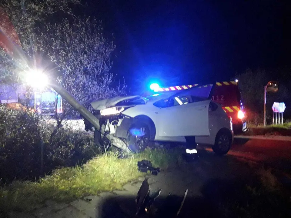 El coche siniestrado contra la farola. / 112