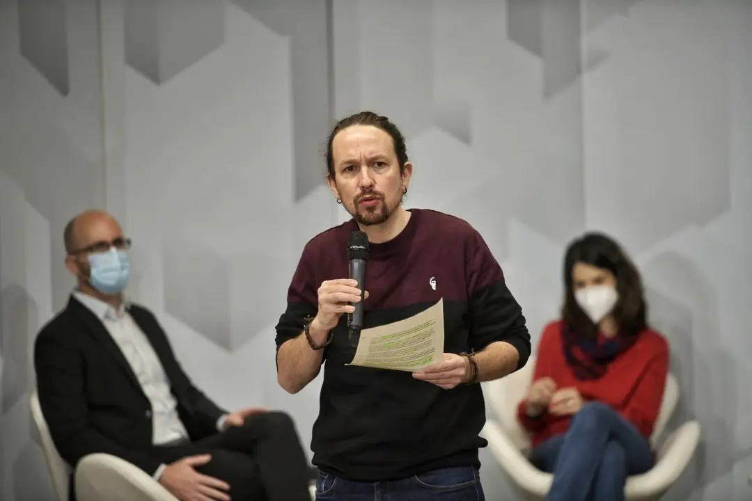 El secretario general de Podemos, Pablo Iglesias, junto a la coportavoz de la formaci&oacute;n, Isa Serra, y el secretario de Estado de Derechos Sociales, Nacho &Aacute;lvarez, durante un acto organizado por el partido sobre las pol&iacute;ticas de vivienda.