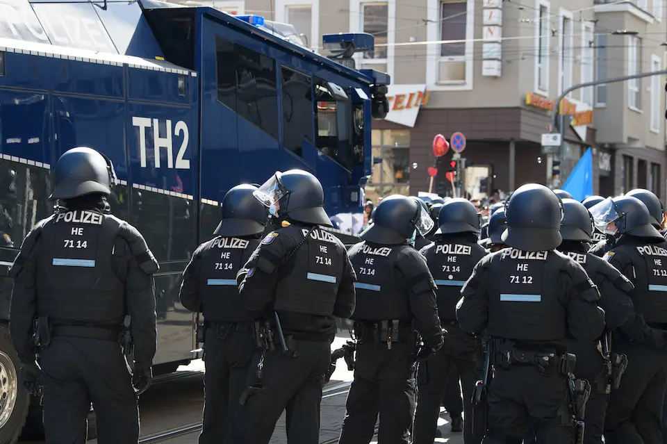20 March 2021, Hessen, Kassel: Police forces stand guard during an unregistered demonstration against the government's Corona policy. Photo: Swen Pf&ouml;rtner/dpa
20/3/2021 ONLY FOR USE IN SPAIN