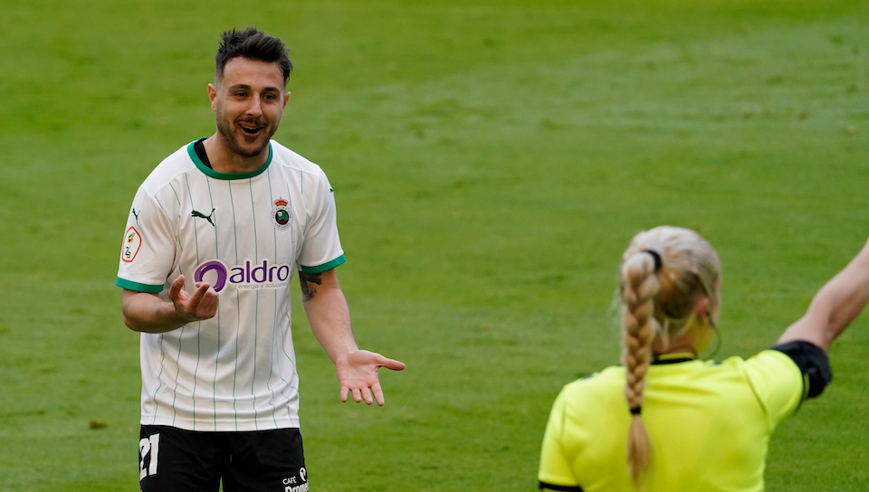 El jugador del Racing discute con el &aacute;rbitro una jugada del partido. / HARDY