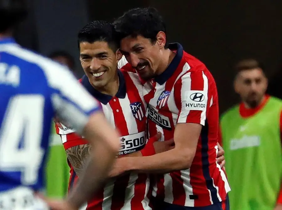 El delantero uruguayo del Atl&eacute;tico de Madrid, Luis Su&aacute;rez (i) celebra con su compa&ntilde;ero Stefan Savic el primer gol de su equipo ante el Alav&eacute;s durante el partido de LaLiga que se disputa este domingo en el estadio Wanda Metropolitano. EFE/Emilio Naranjo