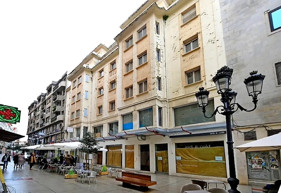 Fachada del edificio objeto de obras de reforma. / ALERTA