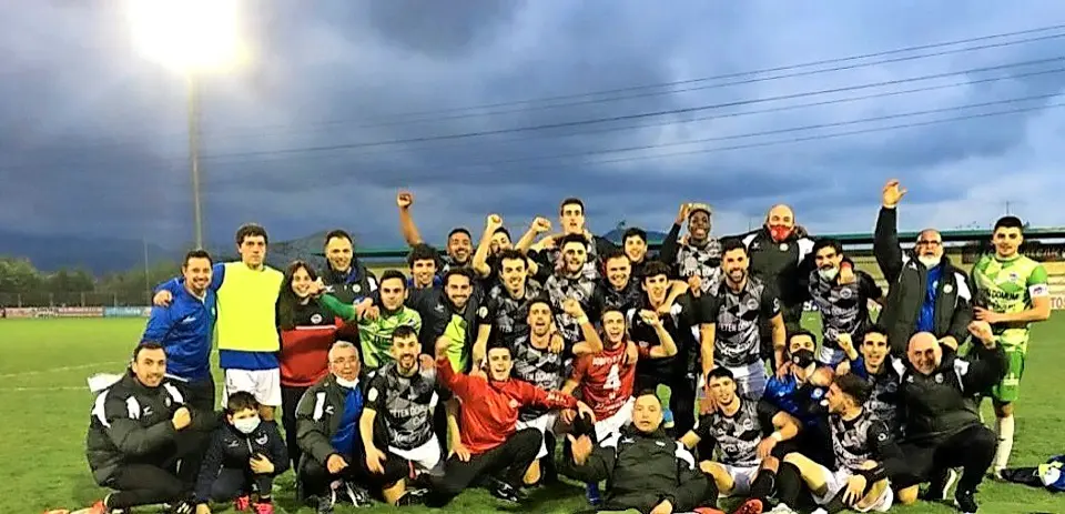 Jugadores, t&eacute;cnicos y directivos del Laredo celebran la permanencia en la categor&iacute;a. / Laredo
