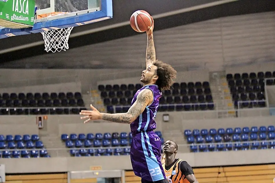 Sam Burt se dispone a machacar el aro rival. / lanza