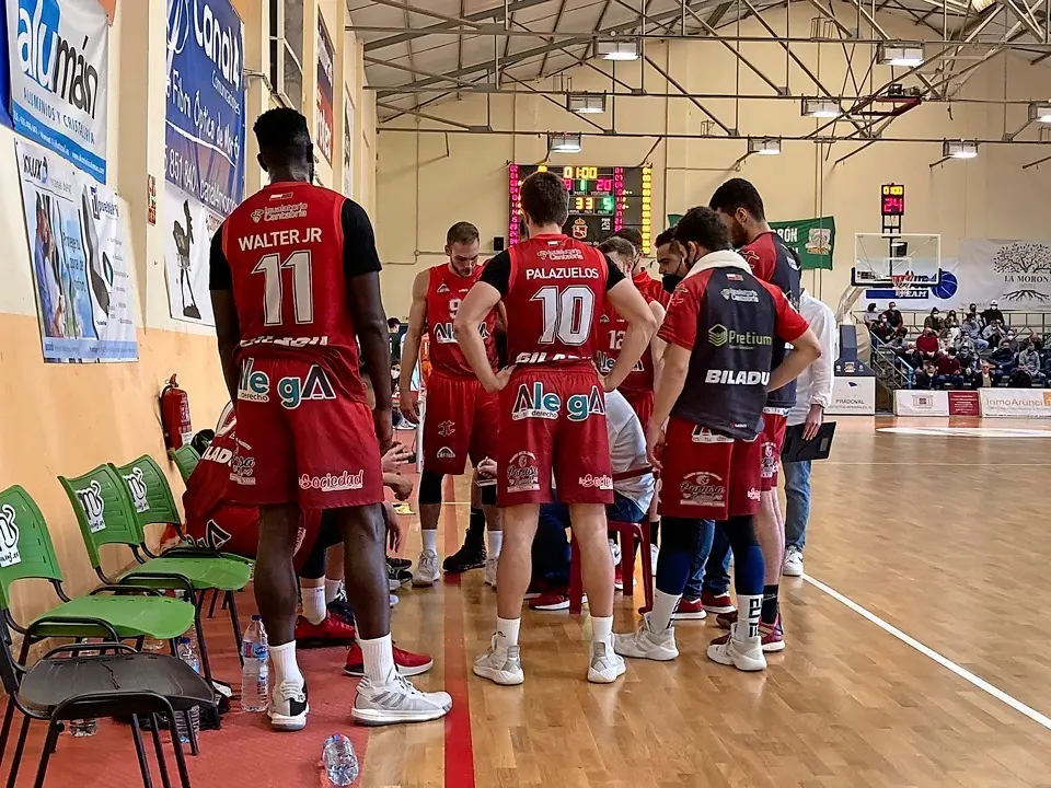 Los jugadores del A. Cantabria durante un tiempo muerto. / borja barrete