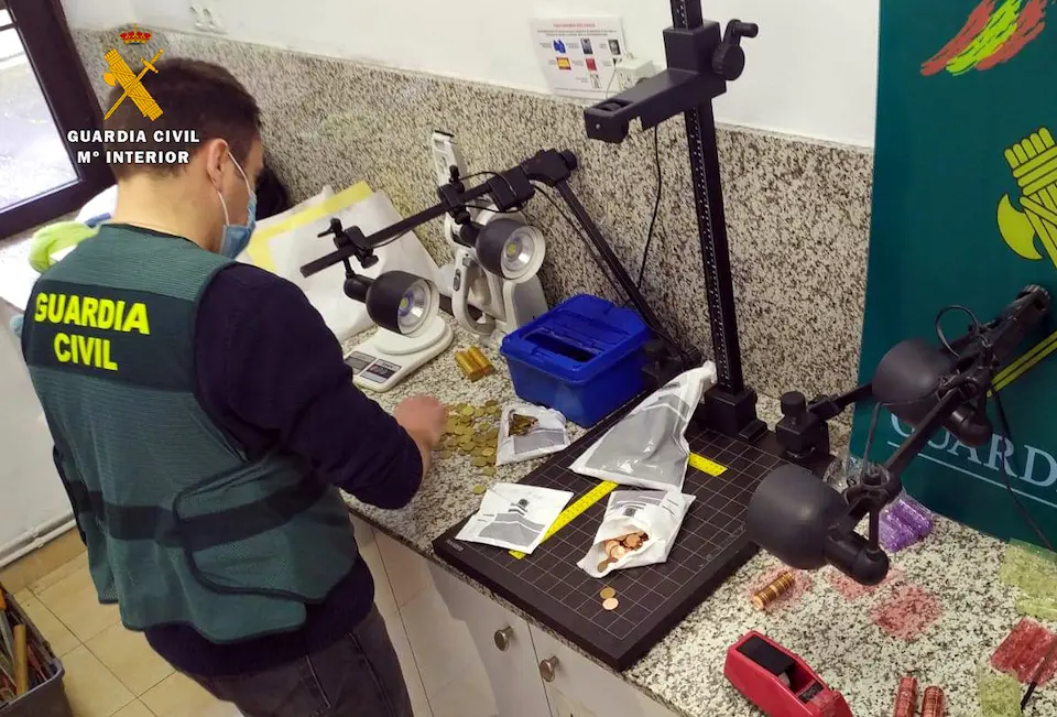 Un Guardia Civil con el materia incautado a esta pareja. / OPC
