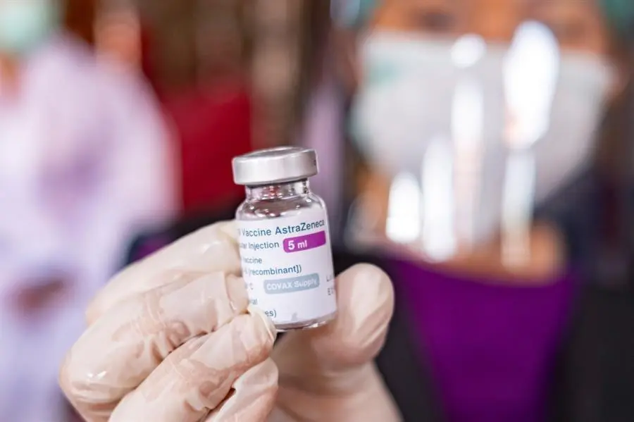 Un sanitario muestra una dosis de la vacuna de AstraZeneca en Bali, Indonesia. EFE/EPA/MADE NAGI