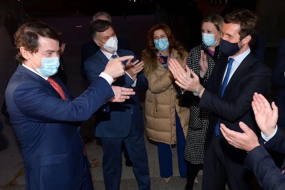 El presidente de la Junta de Castilla y Le&oacute;n, Alfonso Fern&aacute;ndez Ma&ntilde;ueco (i), recibe la felicitaci&oacute;n del presidente del PP, Pablo Casado (d), tras no prosperar la moci&oacute;n de censura por parte del PSOE, contra su gobierno. / Nacho Gallego