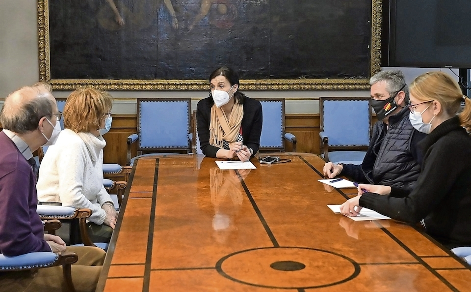 Reuni&oacute;n de la alcaldesa, Gema Igual, con la hija de Matilde Camus, Matilde Guis&aacute;ndez. / ALERTA
