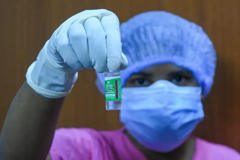 Una sanitaria muestra la vacuna COVISHIELD. / E. Press