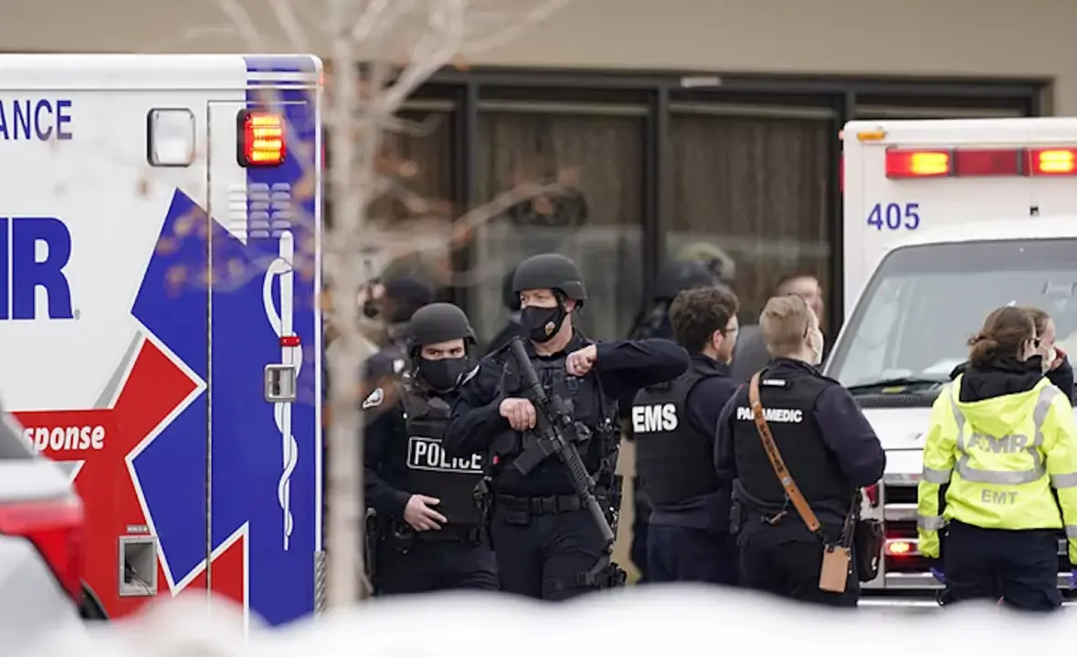 Agentes en el lugar del sucesoDavid ZalubowskiAP Photo