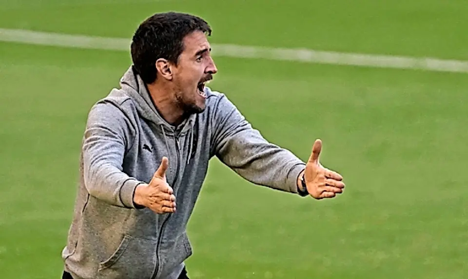 Aritz Solabarrieta seguir&aacute; al frente del equipo a pesar del fracaso consumado el domingo. / Hardy