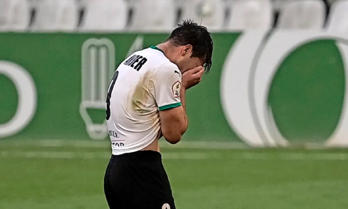 Jon Ander, lament&aacute;ndose del mal partido. / Hardy