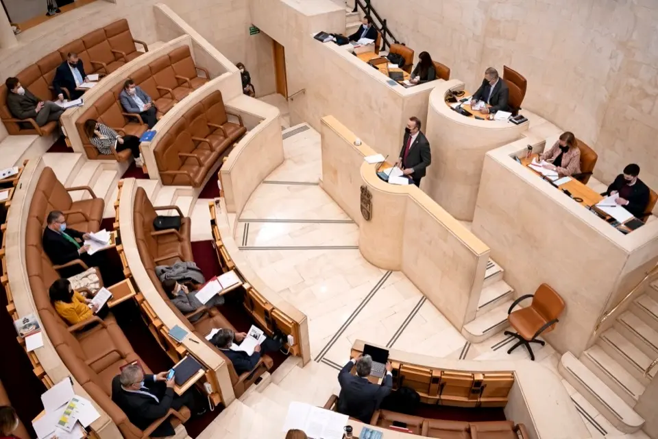 Imagen de un pleno en el Parlamento c&aacute;ntabro. / GONZALO ROGINA