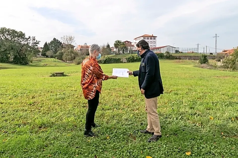 La alcaldesa, Rosa D&iacute;az, en una visita a la zona donde se construir&aacute; el saneamiento del barrio El Pi&ntilde;al. / AlertA