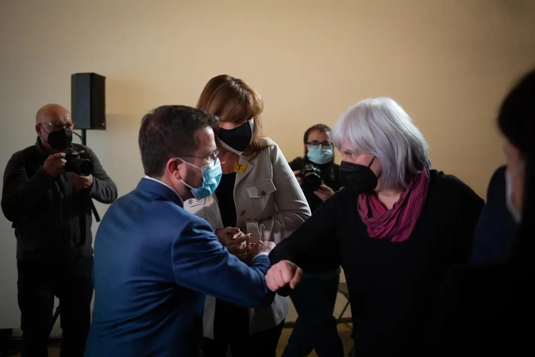 El vicepresidente en funciones de la Generalitat, Pere Aragon&egrave;s (i) saluda a la candidata de la CUP a la Presidencia de la Generalitat, Dolors Sabater, antes de dar una rueda de prensa sobre las prioridades del futuro Govern, en Barcelona, Catalunya (Espa