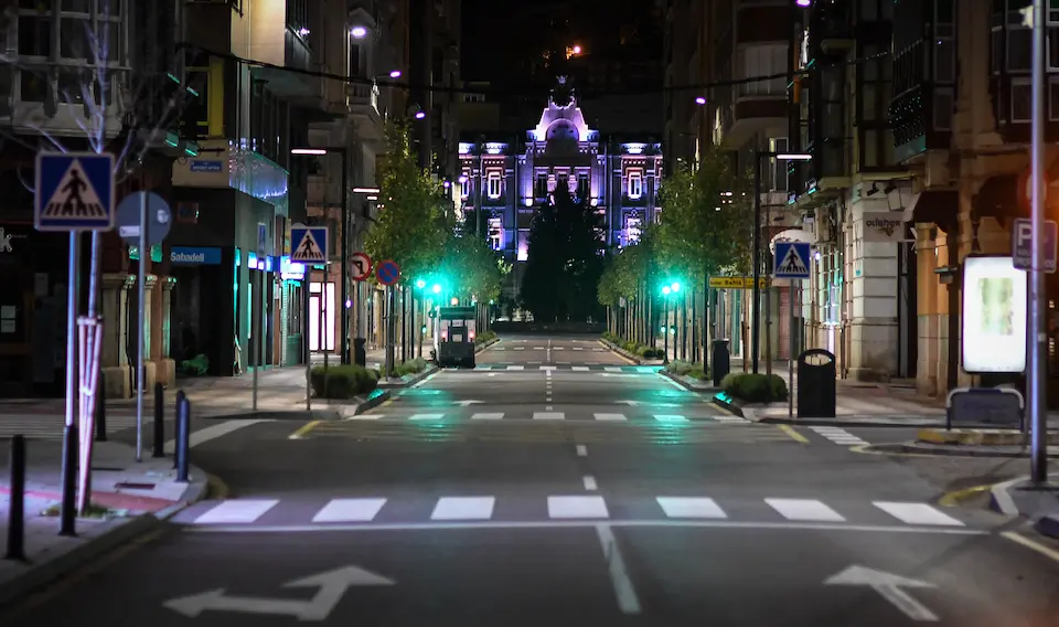 Vista del Ayuntamiento durante la pasada noche mientras contn&uacute;a el toque de queda. / HARDY