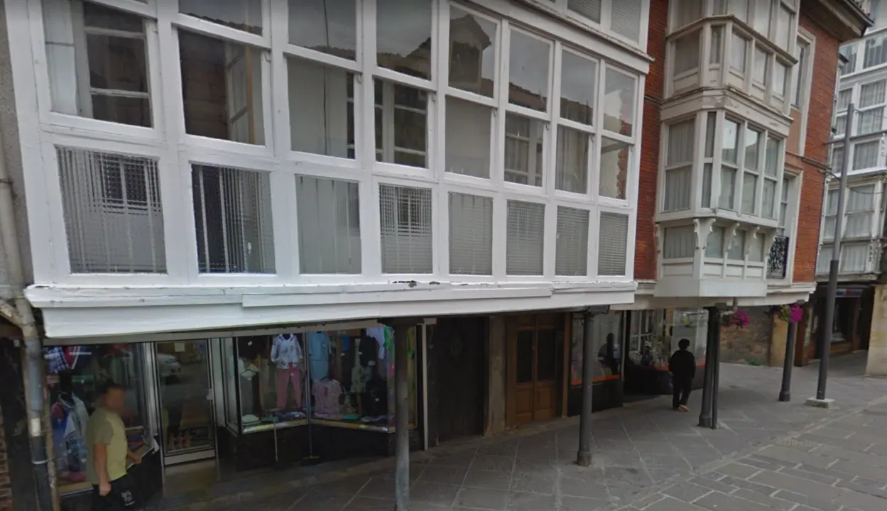 Vista de comercios en la calle Mayor en Reinosa. / ALERTA