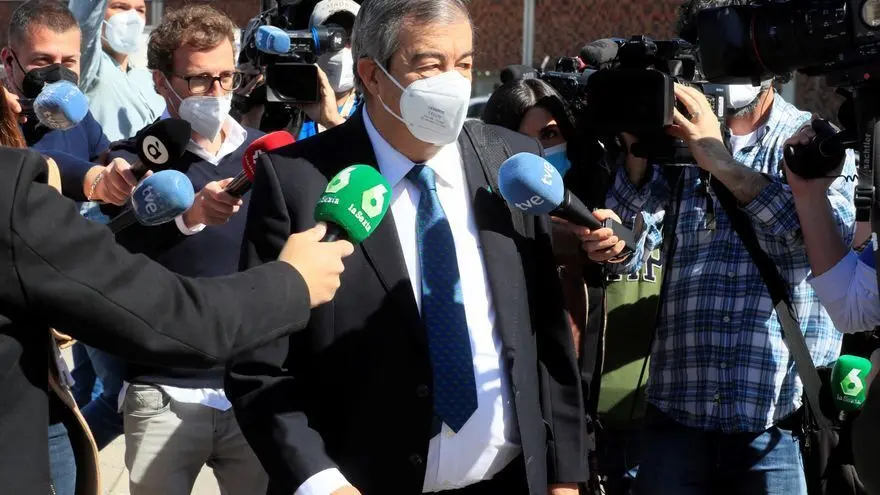 El exsecretario general del PP Francisco &Aacute;lvarez-Cascos llega a la Audiencia Nacional para declarar como testigo este martes en una nueva sesi&oacute;n del juicio por la caja b del PP, en la localidad madrile&ntilde;a de San Fernando de Henares. EFE/Fernando Alvarado