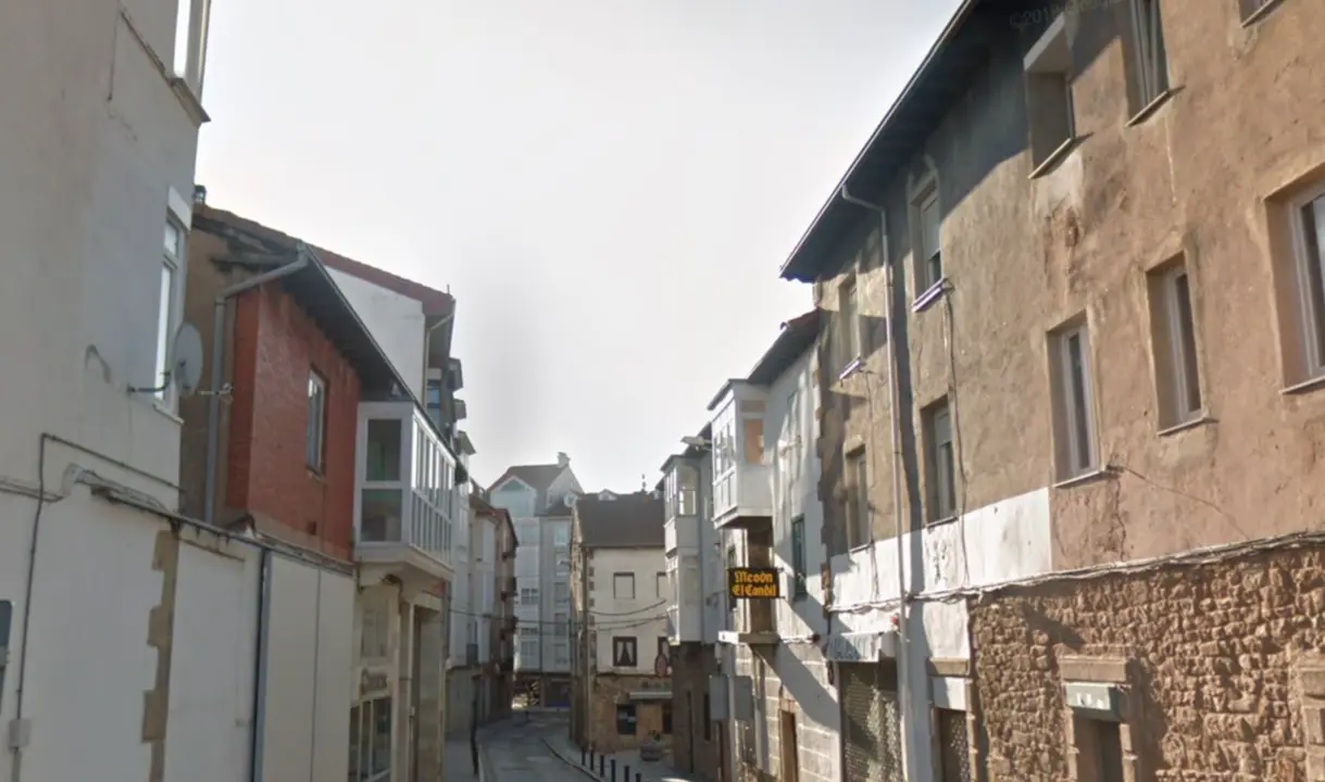 Vista de la calle Quintanal, una de las m&aacute;s afectadas por las obras de saneamiento y abastecimiento ejecutadas entre 2014 y 2015. / ALERTA