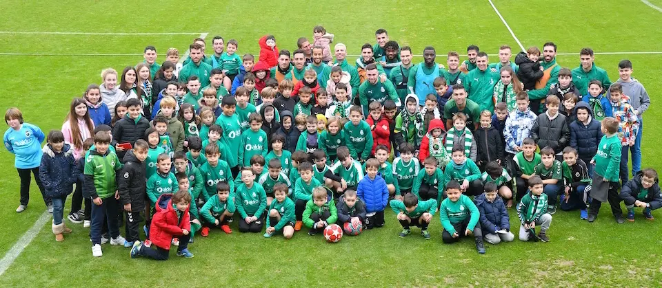 Aficionados y jugadores del Racing de Santander durante una jornada de puertas abiertas. / E. Press