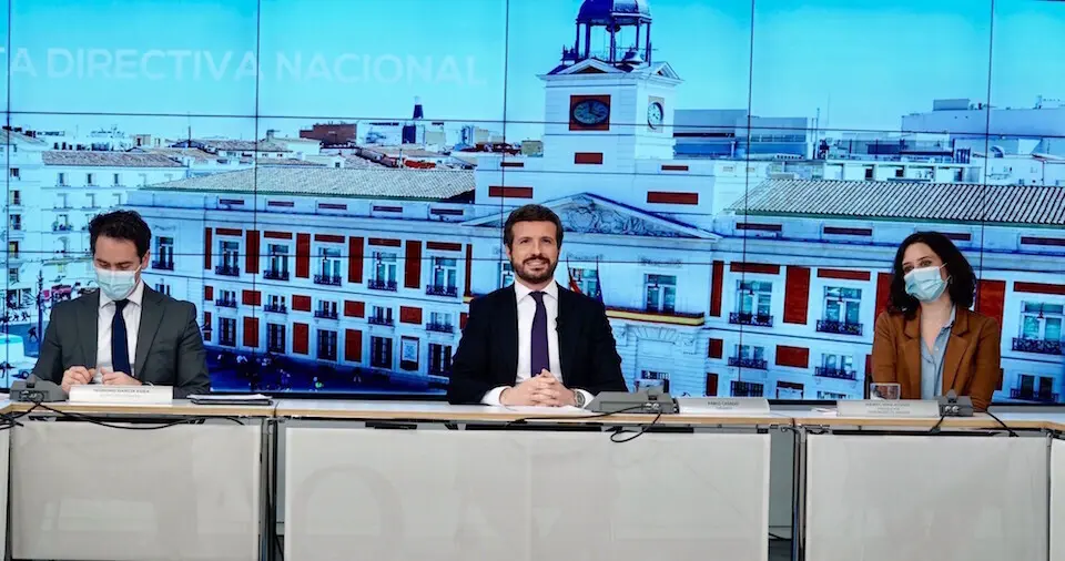 El l&iacute;der del PP, Pablo Casado, junto al secretario general del PP, Teodoro Garc&iacute;a Egea, y la presidenta de la Comunidad de Madrid, Isabel D&iacute;az Ayuso. / David Mudarra