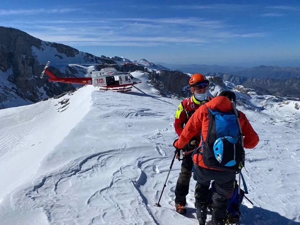 Helic&oacute;ptero del 112 rescatando a una esquiadora en los Picos de Europa. / E. Press