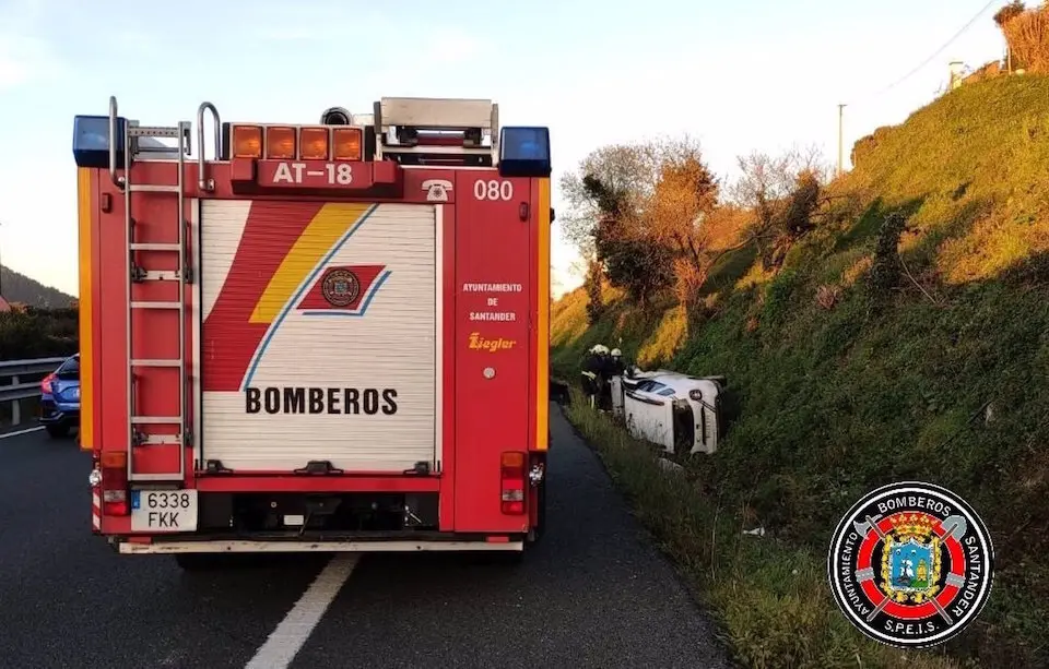 Un coche sufre un vuelco lateral fuera de la calzada en la A-67. / E. Press