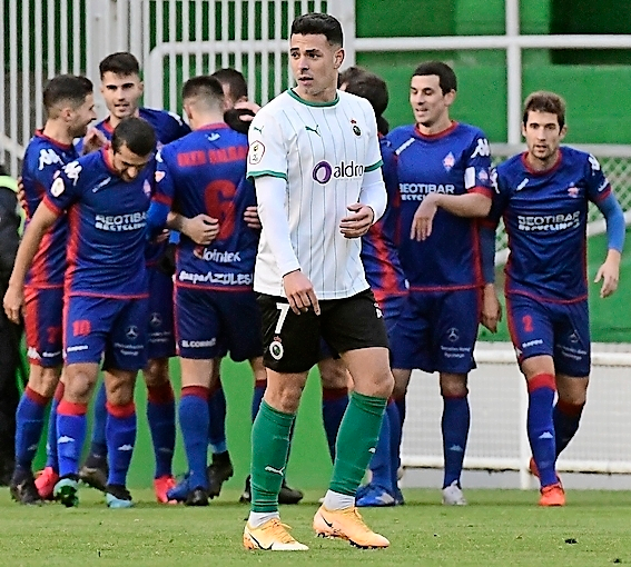 &Aacute;lvaro Bustos, con los jugadores del Amorebieta al fondo tras haber marcado en Los Campos de Sport. / ALERTA