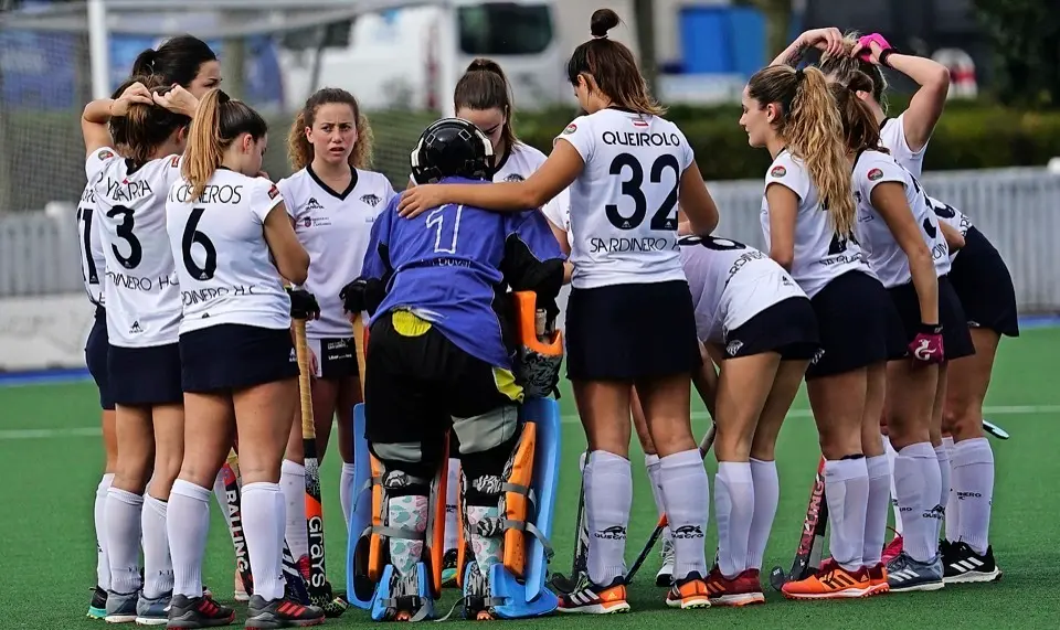Las jugadoras del Sardinero HC antes de comenzar el partido. / Hardy